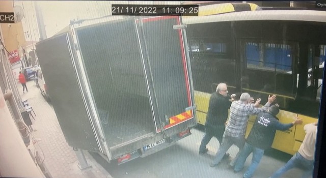 İstanbulda akıl almaz kaza kamerada: Sıkışan şoförü 10 tonluk otobüsü itip kurtardılar