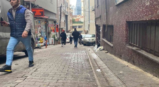 İstanbulda akıl almaz olay kamerada: Çöp zannettiği adamı ezip kaçtı