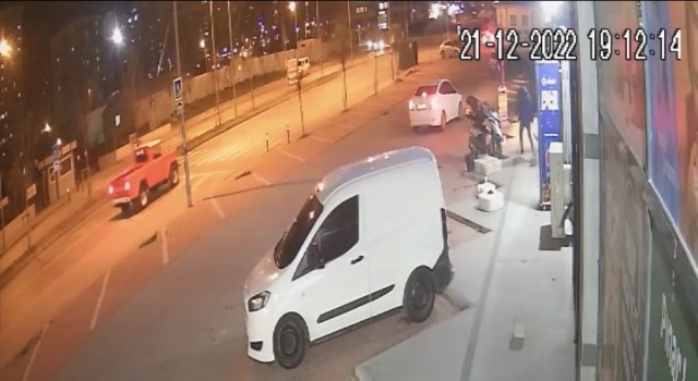 İstanbulda akıl almaz olay kamerada: İçecek almak isterken 40 saniyede otomobili çalındı