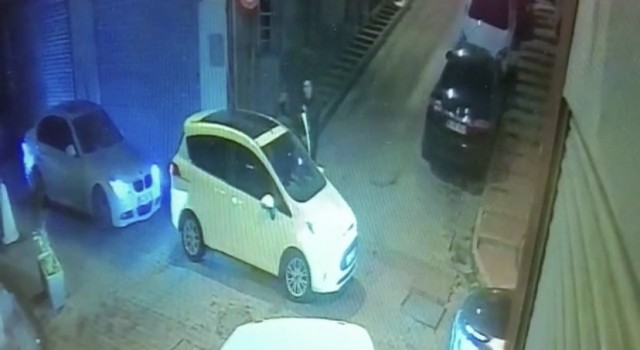 İstanbulda dehşet anları kamerada: Laf attıkları kızı koruyan adamı bıçakladılar