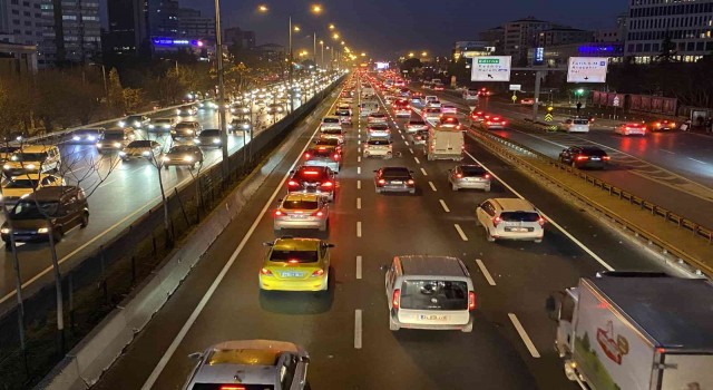 İstanbulda haftanın ilk iş gününde trafik yoğunluğu oluştu
