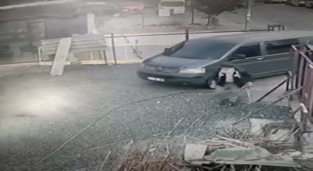 İstanbulda inşaatçıların kabusu hırsızlar kamerada: Sahte plakalı araçla kablo ve inşaat malzemeleri çaldılar