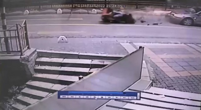 İstanbulda motosikletli kuryenin öldüğü feci kaza kamerada