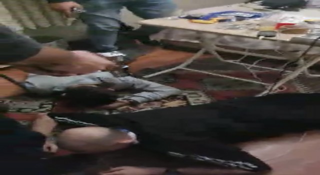İstanbulda nefes kesen balyozlu operasyon kamerada: Polis uyuşturucu içerken yakaladı