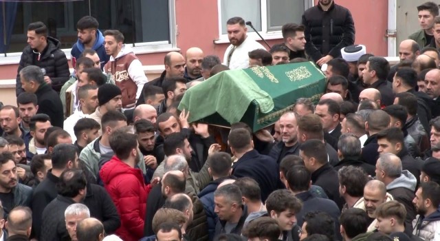 İstanbulda polisin kaçan gaspçılara açtığı ateş sonucu hayatını kaybeden genç kız son yolculuğuna uğurladı