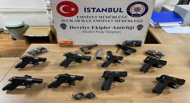 İstanbulda silah kaçakçılarına operasyon: Garaj kumandası görünümlü suikast silahı ele geçirildi