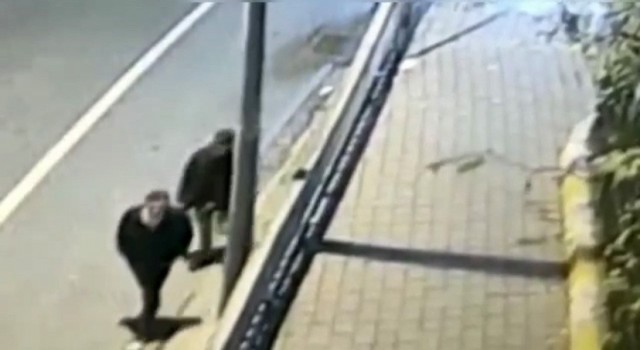 İstanbulda silkeleme yöntemiyle yankesicilik: Hırsızlar çaldığı telefonu takside düşürdü