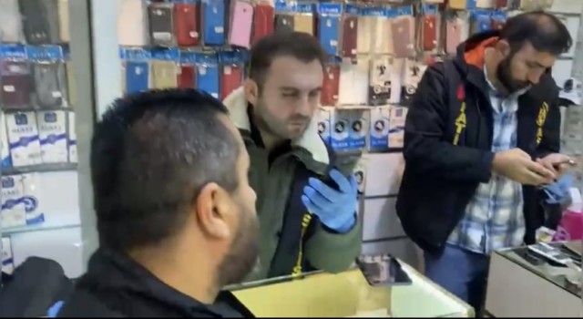 İstanbulda suçluların teknoloji sığınağına polis baskını kamerada: 212 kayıtsız telefon bulundu
