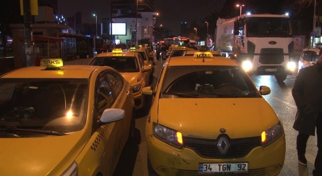 İstanbulda taksicilerden kötü izlenime tepki eylemi
