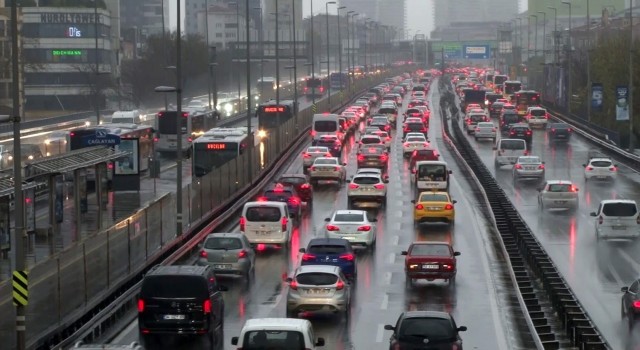İstanbulda yağmur nedeniyle trafik yoğunluğu yaşanıyor