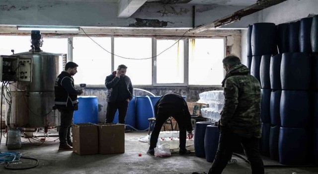 İstanbulda yılbaşı öncesi sahte içki operasyonu: 3 gözaltı