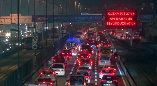 İstanbulda yılın son iş gününde trafik yoğunluğu yüzde 71e yükseldi