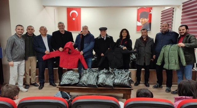 İstanbuldaki Eskişehirlilerden memleketlerindeki öğrencilere mont ve bot desteği