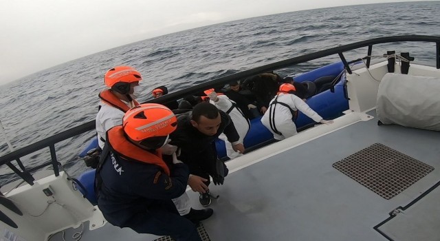 İzmir açıklarında 69 düzensiz göçmen yakalandı