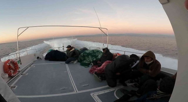 İzmirde 17 göçmen kurtarıldı