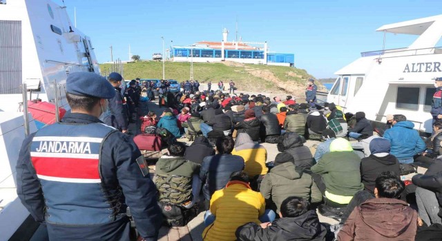 İzmirde 442 düzensiz göçmen ve 8 göçmen kaçakçısı yakalandı