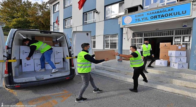 İzmirde 600 okulda 25 bin öğrenciye bot ve mont