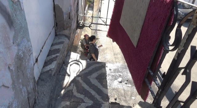 İzmirde çöken balkondan düşen 1 kişi yaralandı