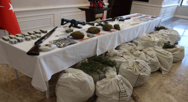 İzmirde dev uyuşturucu operasyonu: 33 torbacı gözaltına alındı