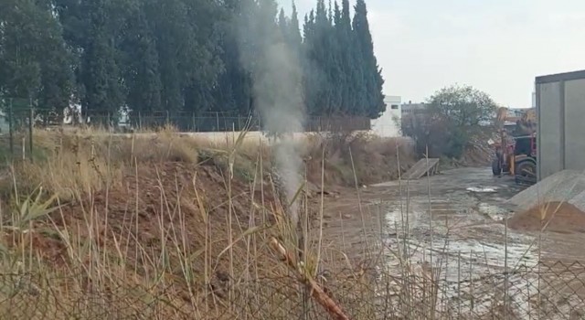 İzmirde doğal gaz ana dağıtım borusu delindi, büyük panik yaşandı