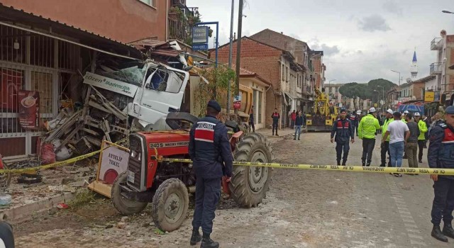 İzmirde kamyon ortalığı savaş alanına çevirdi: 8 yaralı