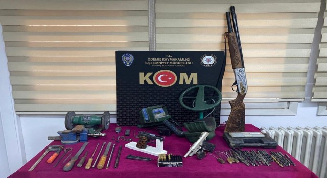 İzmirde kurusıkıdan tabanca yapan 2 şüpheli yakalandı