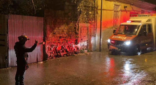 İzmirde sağanak yağmur nedeniyle evin çatısı çöktü