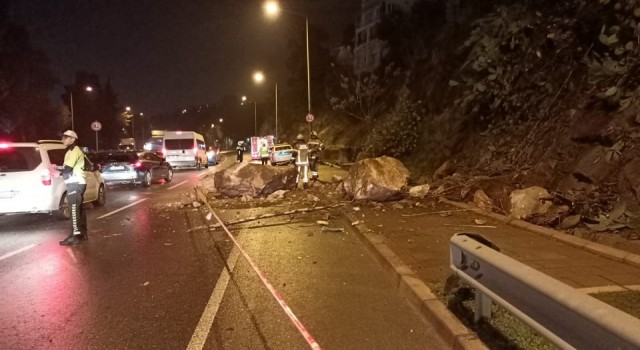 İzmirde yamaçtan kopan kaya parçaları yola ve bir otomobilin üstüne düştü