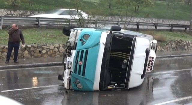 İzmirde yolcu minibüsü devrildi