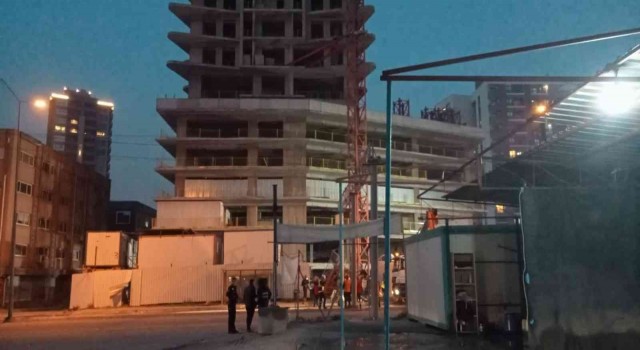 İzmirin Bornova ilçesinde bir otel inşaatındaki kule vincin bir kısmı devrildi. Kazada ölü ve yaralıların olduğu belirtilirken, olay yerine çok sayıda ekip sevk edildi.