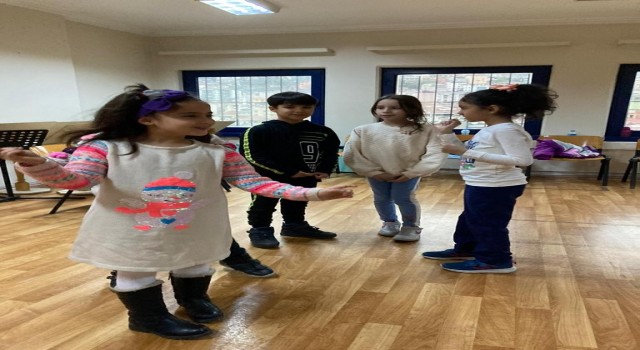 İzmitte minikler drama eğitimi alıyor