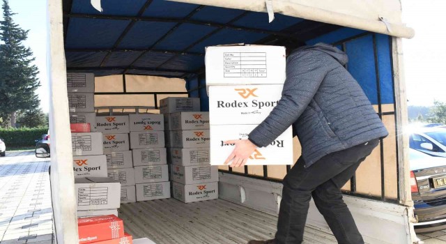 İznik Belediyesinden miniklere kışlık hediye