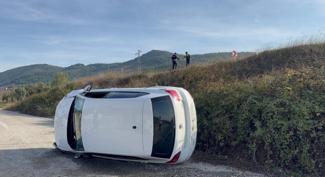 İznikte otomobil şarampole uçtu: 2 yaralı