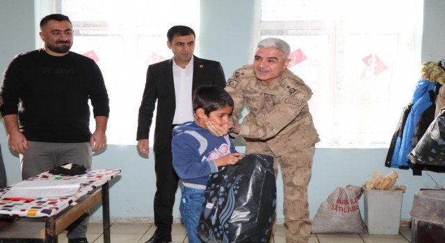 Jandarma Ağrıda çocukların yüzünü güldürdü