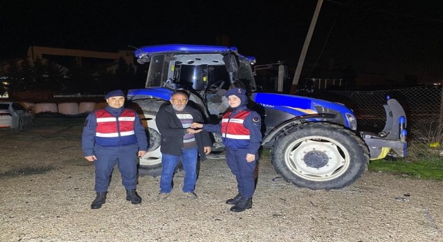 Jandarma, çalınan traktör ve tarım aletini bularak sahibine teslim etti