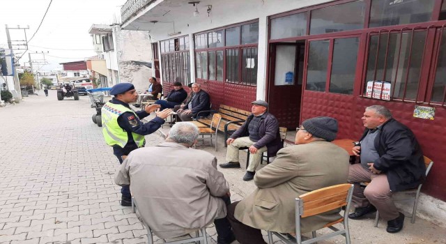 Jandarma traktör sürücülerini bilgilendirdi