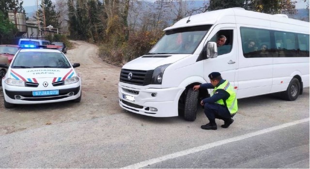 Jandarmadan kış lastiği uygulaması