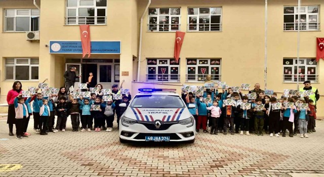 Jandarmadan miniklere trafik kuralları eğitimi