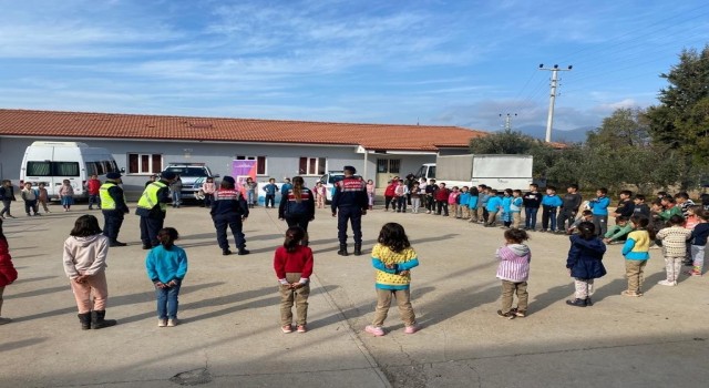 Jandarmadan öğrencilerle sevgi ve farkındalık çemberi