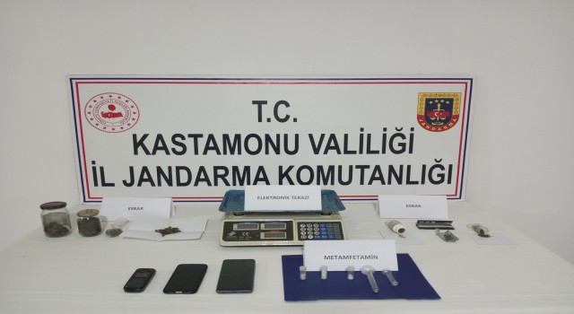 Jandarmanın durdurduğu araçta uyuşturucu ele geçirildi: 1 gözaltı