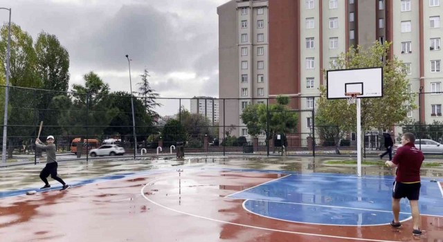 Japon sosyal medya fenomeni çok sevdiği beyzbolu Beylikdüzünde gençlere öğretiyor