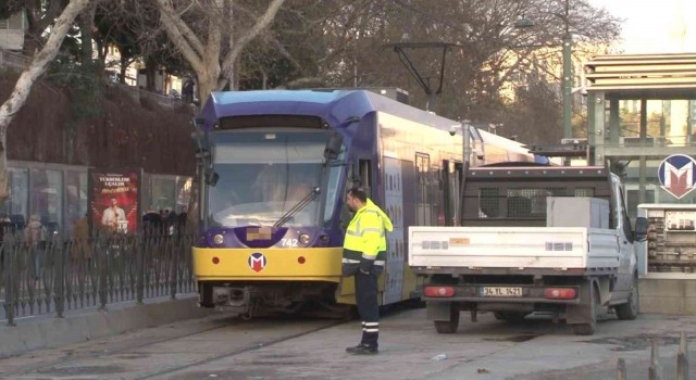 Kabataşta raydan çıkarak kaza yapan tramvay kaldırıldı