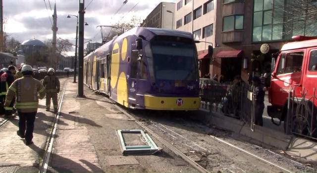 Kabataşta tramvay kazası meydana geldi. Yaralıların olduğu öğrenilirken, olay yerine çok sayıda sağlık ve itfaiye ekibi sevk edildi. Olay nedeniyle tramvay seferleri de durdu.