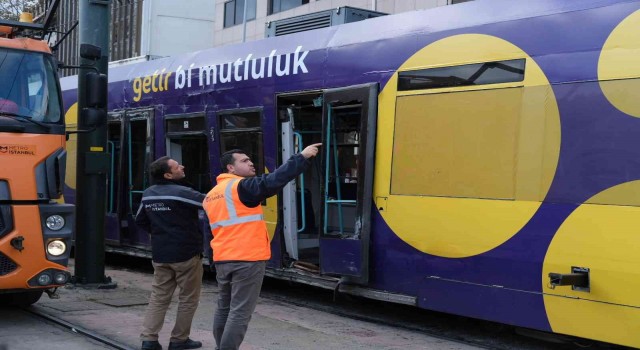Kabataşta tramvay raydan çıktı: 4 yaralı