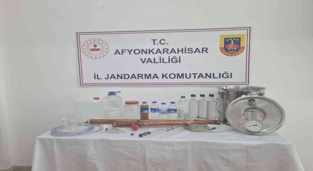 Kaçak alkol üreten şahsın evine jandarma baskını
