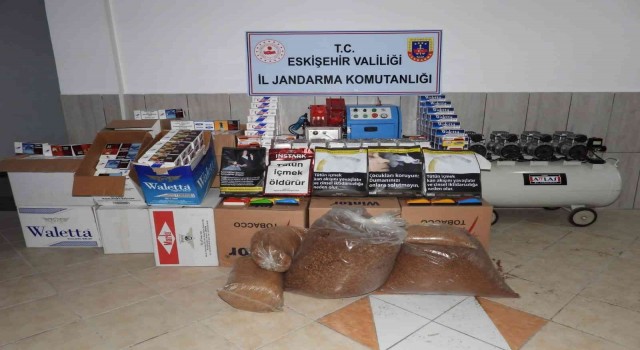 Kaçak sigara satışı yapan karı-koca jandarma tarafından yakalandı