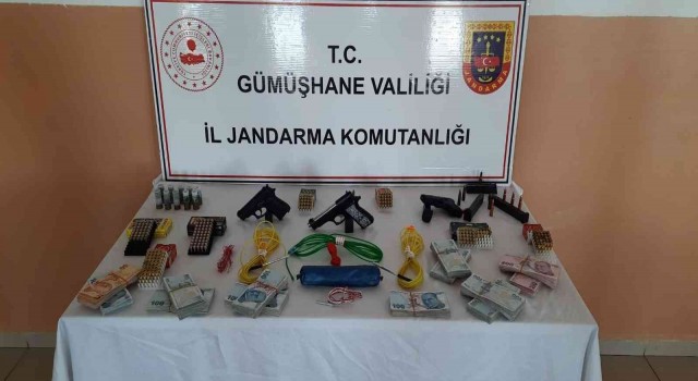 Kaçak silah şüphelisi baba oğlun evinden dinamit çıktı