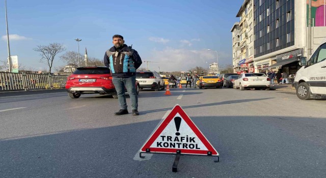 Kadıköyde çay içerken denetime takılan taksi sürücüsünden ilginç savunma: “Telefon değil ki bu çay”