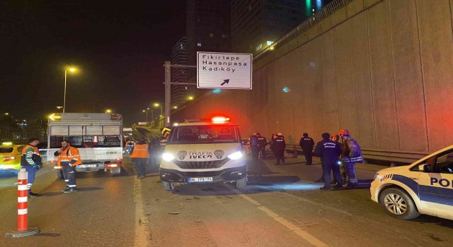 Kadıköyde otomobil bariyerlere ok gibi saplandı
