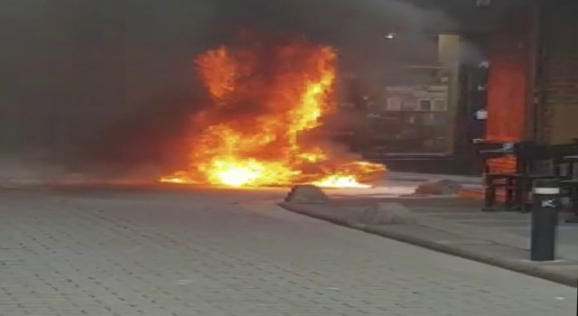 Kadıköyde seyir halindeki motosiklet alev topuna döndü
